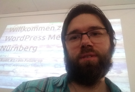 Selfie von mir beim WordPress-Vortrag (ja, ich fotografier mich einfach nicht gut 🙈😊️)